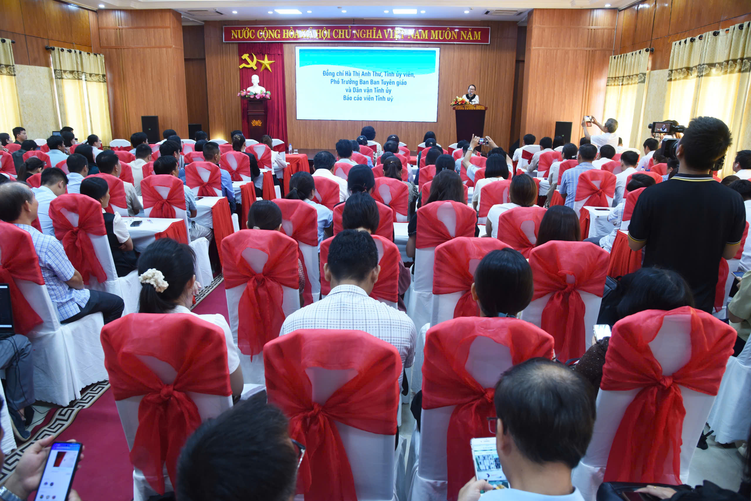 Quan cảnh Hội nghị