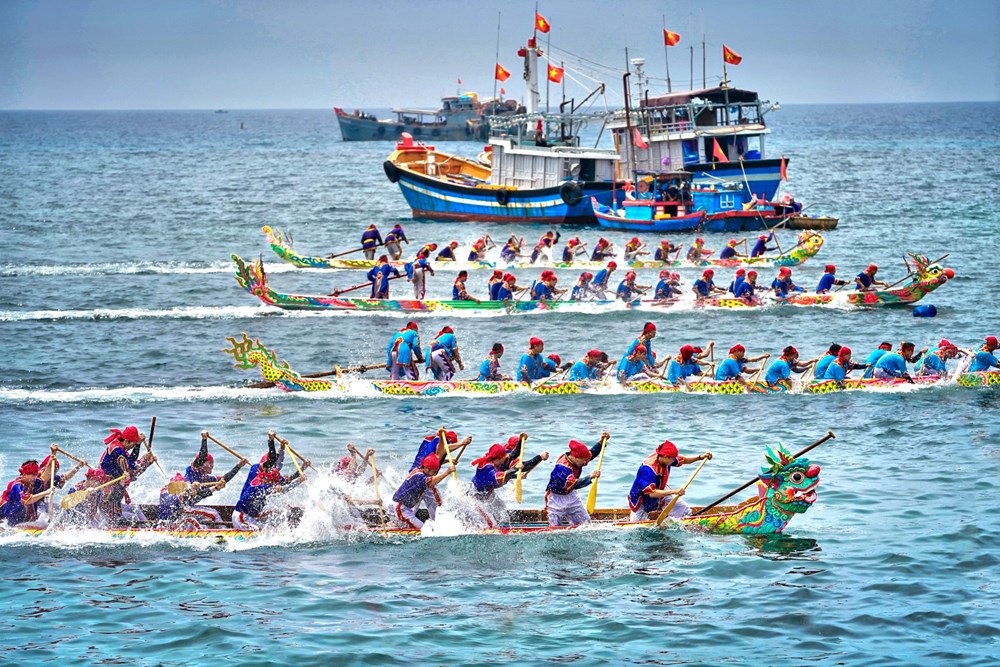Hội đua thuyền truyền thống tứ linh ở đảo Lý Sơn. Ảnh: Bùi Thanh Trung